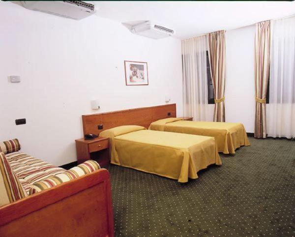 Hotel Serenella Gazzaniga Zimmer foto